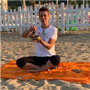 Offro lezioni yoga private o di gruppo per diffondere questa meravigliosa disciplina